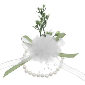 Elegante Koreaanse stijl parel polsbloem corsage met witte tule lint en groene bladeren.
