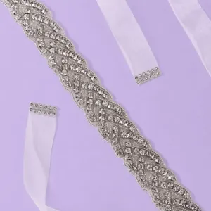 Cintura da sposa in strass scintillanti con nastro bianco per abito elegante da festa.