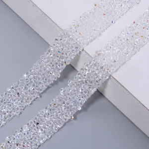 Primer plano de cinta de estrás de resina AB brillante, ribete de cristal termoadhesivo DIY.