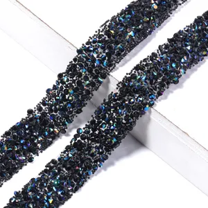 Primer plano detalle de cinta de adorno de diamantes de resina AB negra, cinta de cristal.