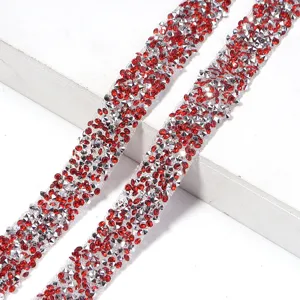 Primer plano detallado de tiras de diamantes de resina AB roja y plata para manualidades de ropa.