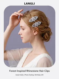 Primer plano detallado de horquillas de circonita con flores, elegante estilo de uso lateral.