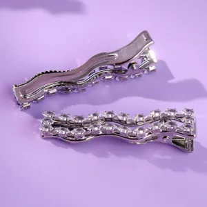 Exquisita pinza de pelo plateada con circonitas brillantes para fiestas y estilo diario.