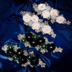 Primer plano parches de flores de tela y estrías hechos a mano, bordes brillantes de cristal.