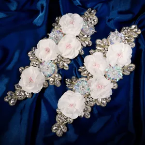 Parches de apliques de flores de tela blanca hechos a mano y diamantes de imitación.