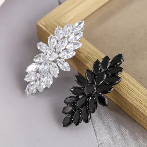 Superbe pince à cheveux avec zircons cubiques étincelants en blanc et noir pour femmes.