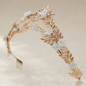 Vigne à cheveux florale dorée de mariée avec fleurs en céramique blanche et cristaux.