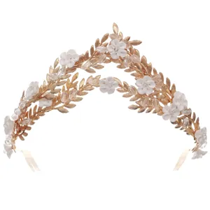 Tiare de mariage florale dorees fleurs en argile blanche et cristaux accessoire de coiffure.