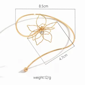 Bracciale da braccio a fiore in filo dorato con strass al centro, gioiello da corpo chic.