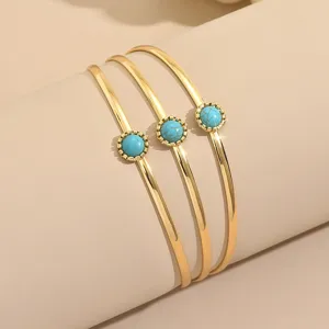 Bracciali rigidi aperti dorati multistrato con bellissime pietre rotonde turchesi blu.