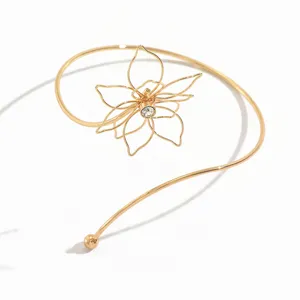 Bracciale da braccio floreale in filo metallico dorato, catena per il corpo minimalista.