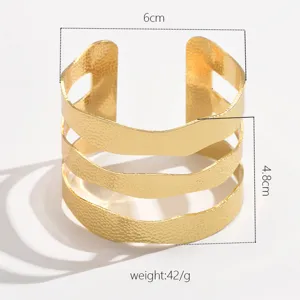 Vue détaillée du bracelet jonc ouvert géométrique multicouche, affichant les dimensions exactes.