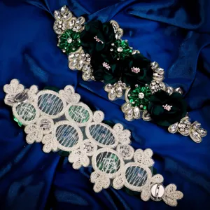 Aplique de tela hecho a mano con flores y pedrería con imperdibles para vestidos