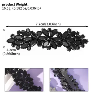 Vue détaillée de la barrette à cheveux en strass cristal noir montrant la texture et le fermoir solide.