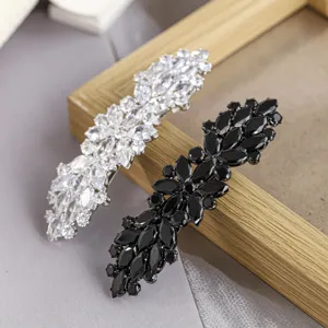 Vue détaillée de luxueuses barrettes à cheveux en zircone marquise blanc et noir, accessoires.