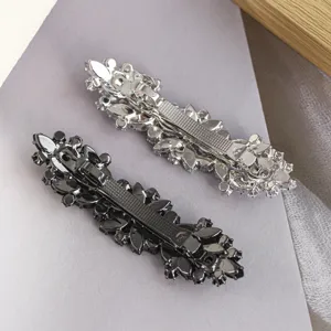 Vue détaillée de pinces à cheveux à strass élégantes, accessoires étincelants.