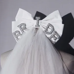 Perlen Strass BRIDE Buchstaben Schleife Schleier Detail Nahaufnahme exquisite braut Haaraccessoire.