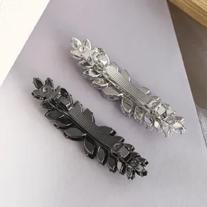 Vue détaillée de pinces à cheveux élégantes en strass marquise et attaches métalliques chic.