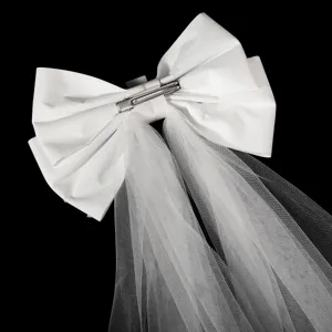 Weißes Satin-Schleifen-Haarspange mit langem transparentem Tüllschleier, eleganter Brautschmuck.