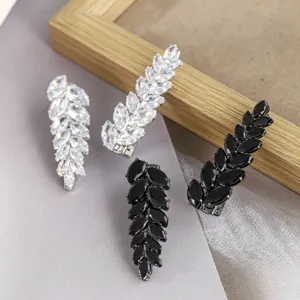 Vue détaillée de pinces à cheveux luxueuses en zircon, design feuille brillante gros plan.