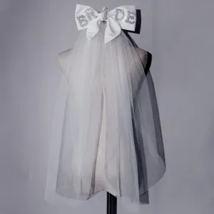 Weisser Brautschleier mit Schleife und Strass BRIDE Buchstaben, eleganter Haarschmuck.