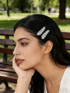 Gros plan de pinces à cheveux élégantes en zirconium cubique taillé en marquise, brillant.