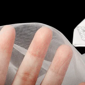 Weißer Mesh-Stoff Detailshot für Brautschleier, leicht und atmungsaktiv in Textur.