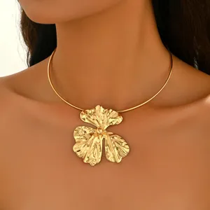 Vintage Iron Alloy 3D Irregular Flower Pendant Choker Necklace Metallic Statement Neck Chain Jewelry For Women Stage Party Accessories