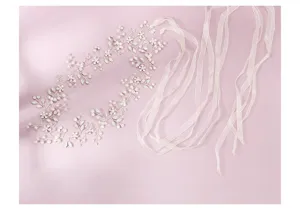 Dettaglio della cintura da sposa in strass e perle con foglie di cristallo intrecciate.