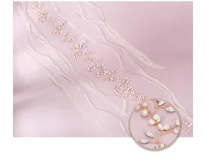 Vista dettagliata della elegante cintura da sposa in perle e cristalli fatta a mano.
