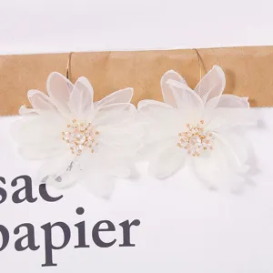 Orecchini pendenti con fiori in tessuto mesh esagerato coreano e strass brillanti.