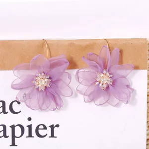 Orecchini pendenti da donna con fiori in tessuto mesh coreano e strass brillanti.