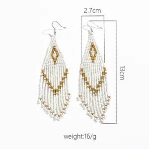 Orecchini pendenti lunghi con perline geometriche stile etnico, gioielli artigianali da donna.