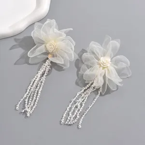 Weisse Stoff Blumen Ohrringe mit langen Perlen Quasten fuer moderne Damen Schmuck