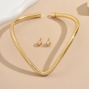 Ensemble de collier ras du cou en chaîne serpent ouverte et boucles d'oreilles boules.