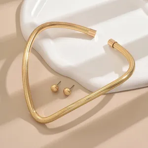 Élégant collier ras du cou géométrique doré en V ouvert et ensemble de boucles d'oreilles.