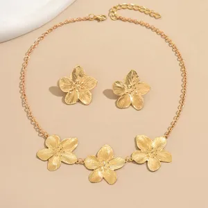 Elegantes goldfarbenes Metallblumen Halsketten und Ohrringe Set für modebewusste Damen.