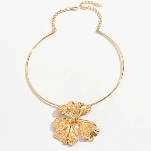 Retro 3D metal irregular flower pendant choker necklace for women, fashion statement jewelry.