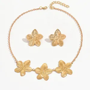 Elegantes Schmuckset in Gold mit Metallblumen Halskette und Ohrringen fuer Damen.