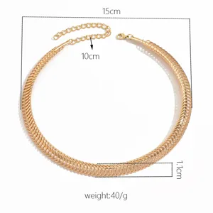 Collier ras de cou texturé en métal doré vintage col ouvert style statement pour femmes