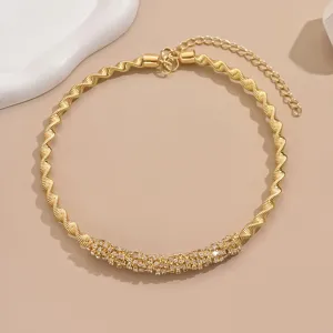 Exquisita gargantilla tipo collar de espiral dorado con brillantes detalles de strass.