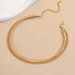 Collier ras de cou texturé en métal doré chunky avec chaîne réglable pour femmes élégantes