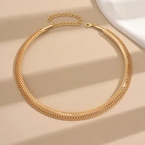Collier ras de cou texturé en métal doré pour femmes, bijoux de mode vintage élégants.