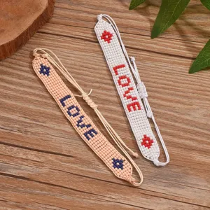 Bracciale intrecciato con perline in stile bohémien e dettaglio lettere love.