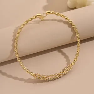 Elegante collar choker en espiral bañado en oro con adornos de pedrería deslumbrantes.