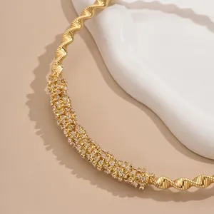 Hermoso collar choker de espiral dorada con pedreria brillante para mujeres detalle.