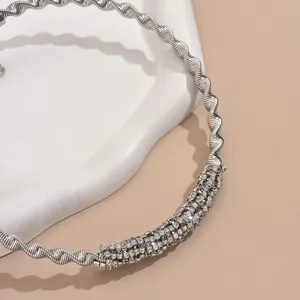 Gargantilla choker con elegante diseño en espiral trenzado y sección brillante de pedrería.