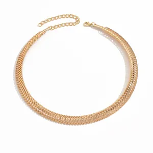 Collier ras de cou métallique doré, col tendance vintage à anneaux ouverts pour femmes.