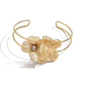 Bracciale rigido aperto con fiore farfalla filigrana oro gioielli eleganti per donna