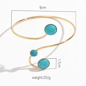 Bracelet de manchette ouvert géométrique exagéré avec des belles pierres turquoise détail.